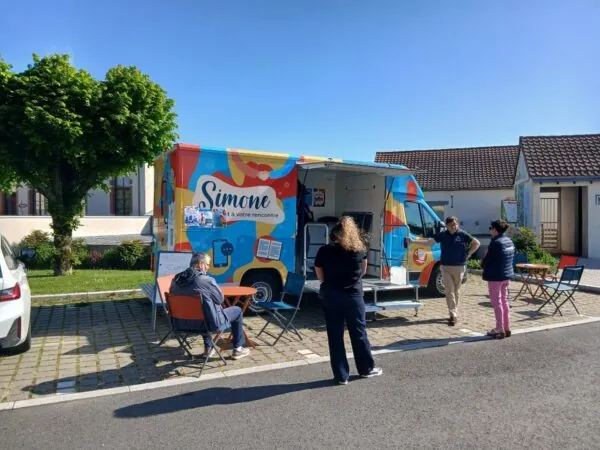 Simone vient à votre rencontre