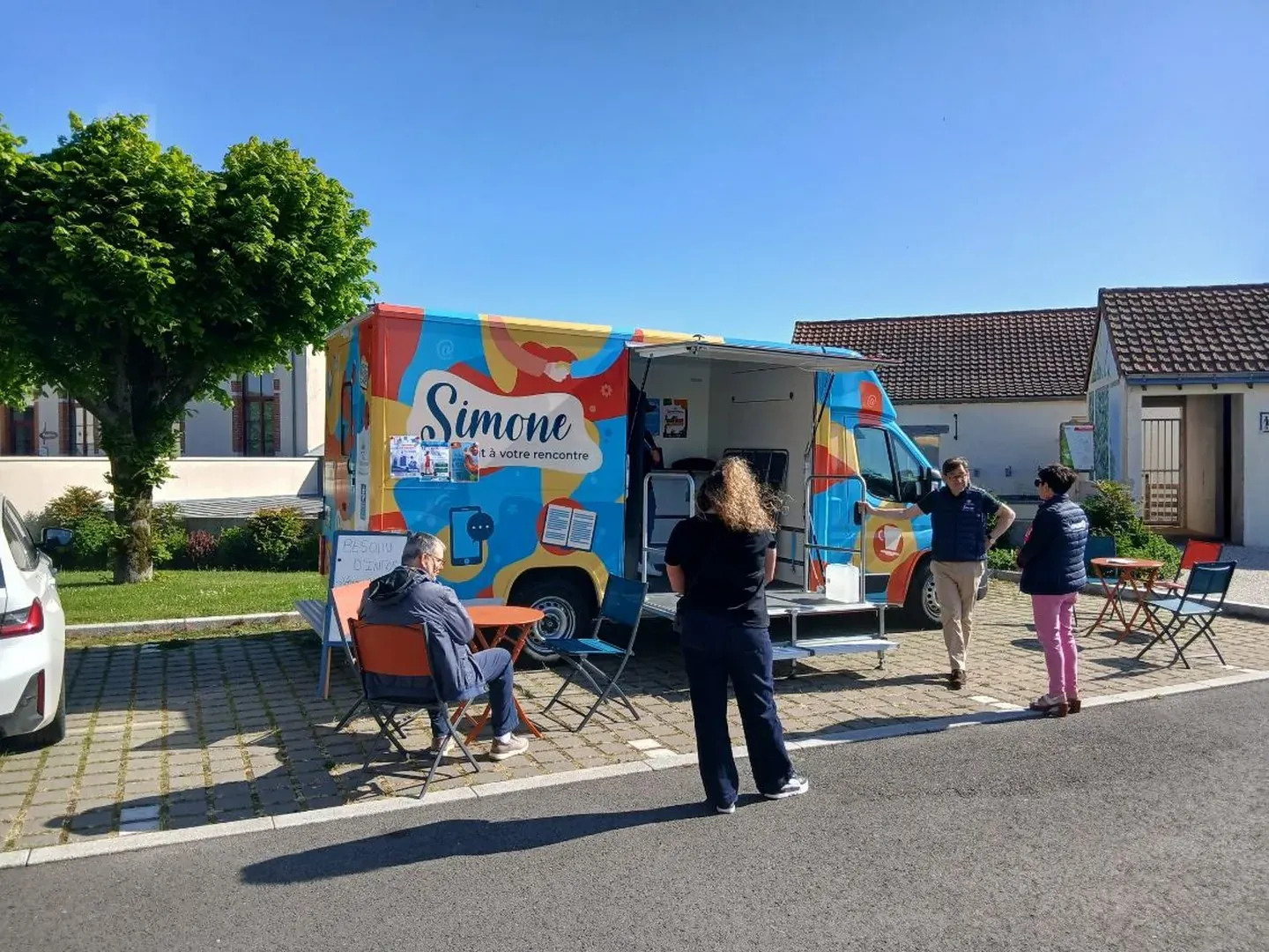 Simone vient à votre rencontre